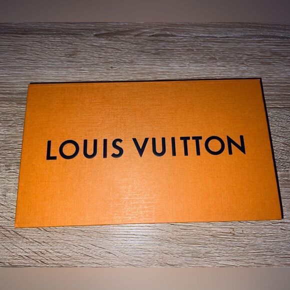 Gorgeous Louis Vuitton card holder - Picture 1 of 4